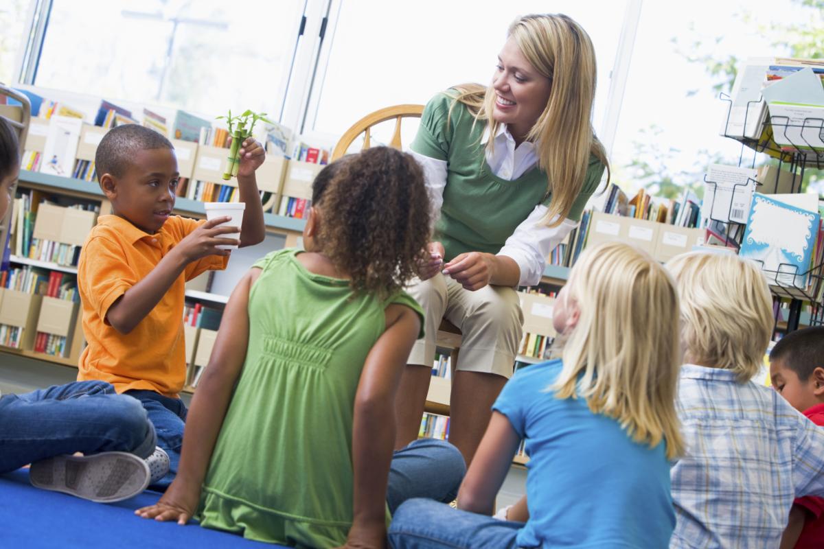 children doing experiments together